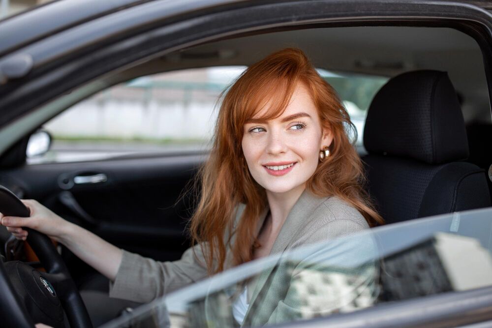 Zena vozi automobil u gradu