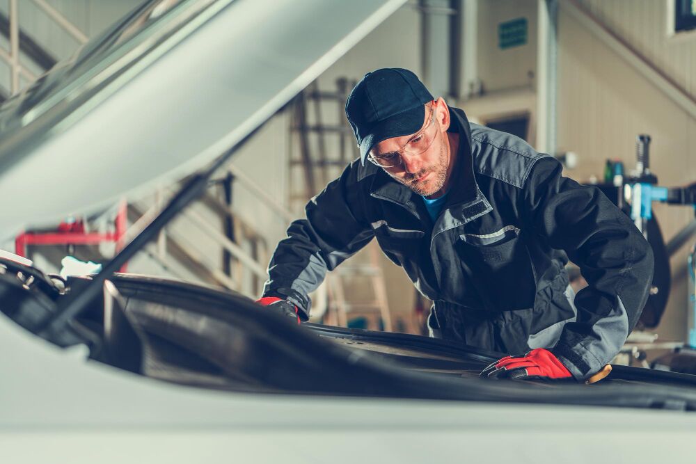 Mehaničar obavlja redovan mali servis automobila.